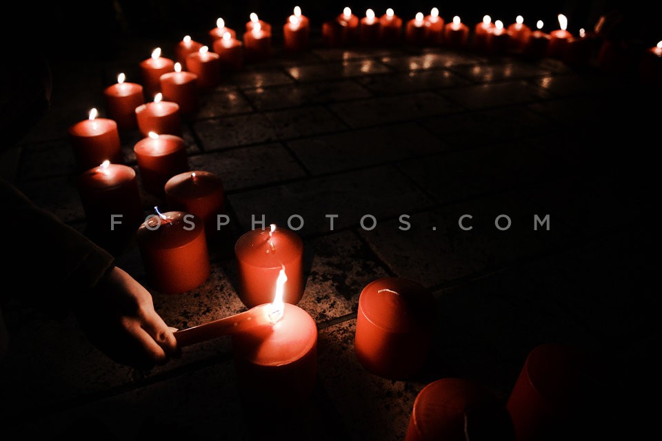 People light red candles in Thessaloniki due to the World AIDS Day / Εκδήλωση για την Παγκόσμια Μέρα κατά του AIDS στη Θεσσαλονίκη