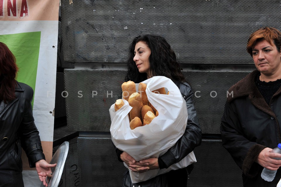 Free distribution meal in memory of Antonis Vardis / Συσσίτιο στη μνήμη του Αντώνη Βαρδή