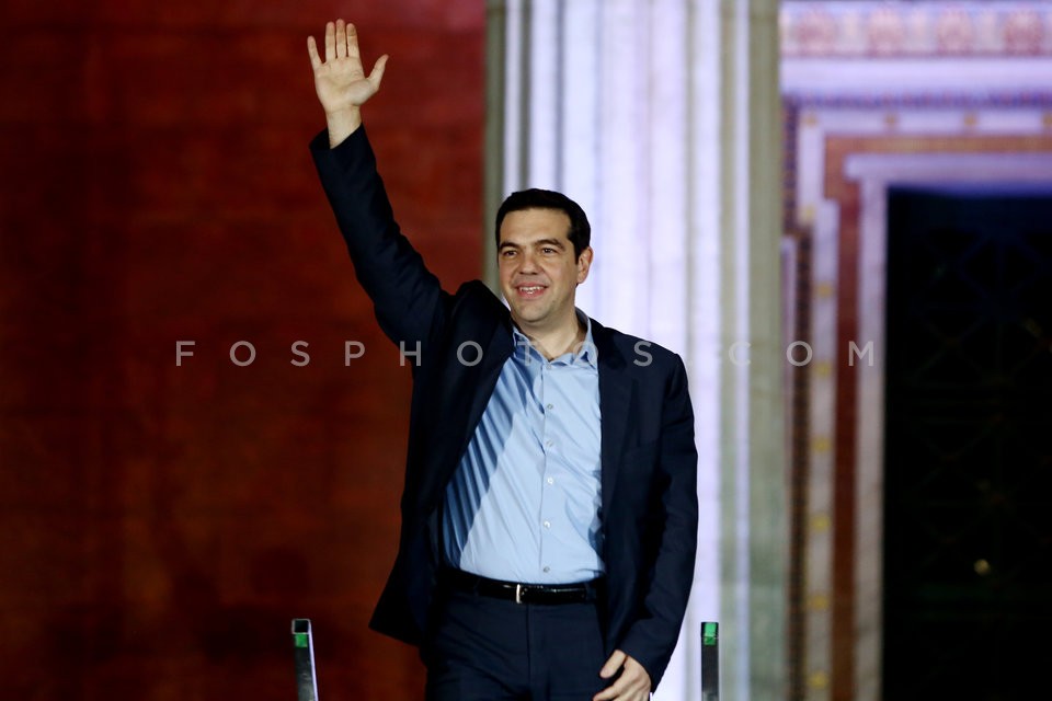 SYRIZA leader Alexis Tsipras addresses  party supporters in front  of the Athens University  /  Ο Αλέξης Τσίπρας στα Προπύλαια