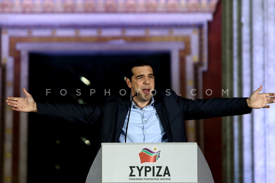 SYRIZA leader Alexis Tsipras addresses  party supporters in front  of the Athens University  /  Ο Αλέξης Τσίπρας στα Προπύλαια