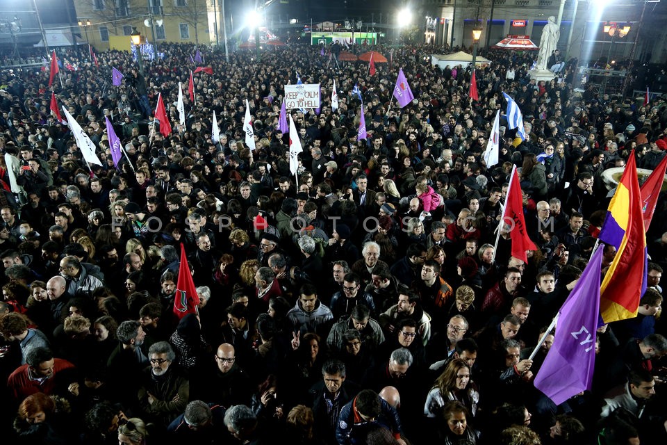 SYRIZA leader Alexis Tsipras addresses  party supporters in front  of the Athens University  /  Ο Αλέξης Τσίπρας στα Προπύλαια