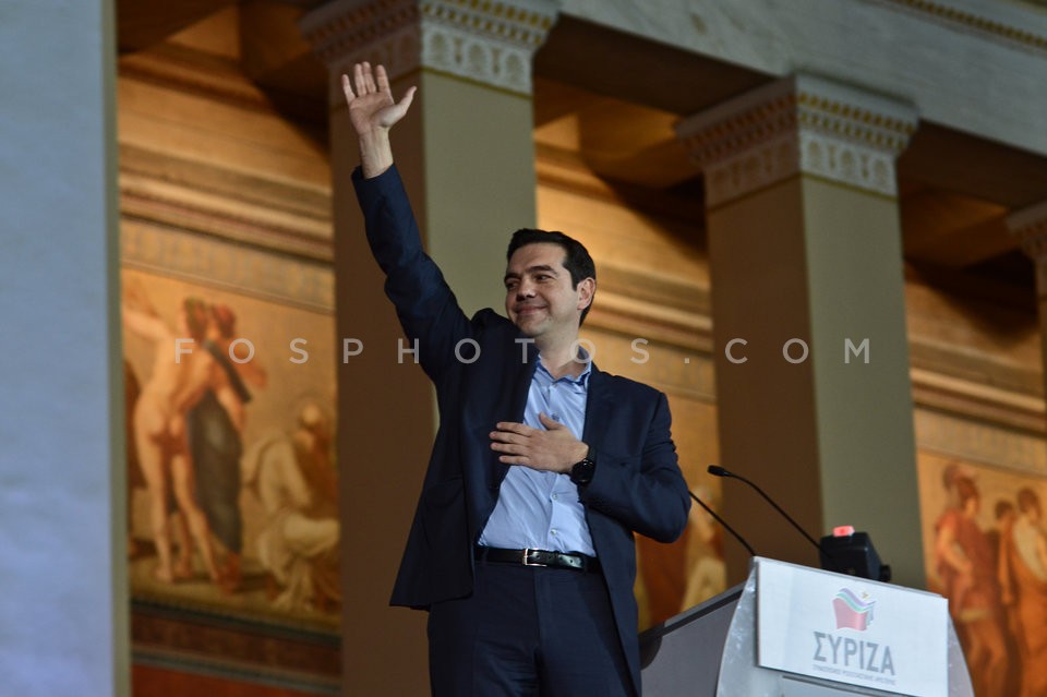 SYRIZA leader Alexis Tsipras addresses  party supporters in front  of the Athens University  /  Ο Αλέξης Τσίπρας στα Προπύλαια