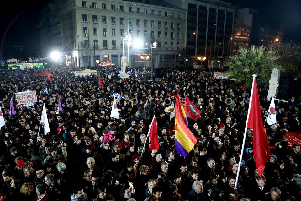 SYRIZA leader Alexis Tsipras addresses  party supporters in front  of the Athens University  /  Ο Αλέξης Τσίπρας στα Προπύλαια