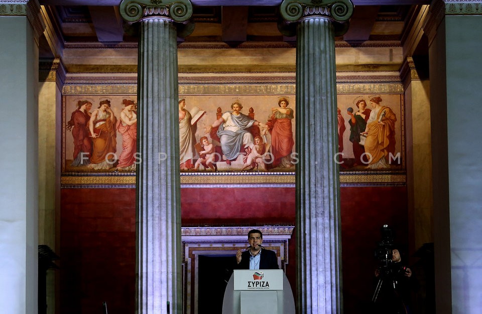 SYRIZA leader Alexis Tsipras addresses  party supporters in front  of the Athens University  /  Ο Αλέξης Τσίπρας στα Προπύλαια