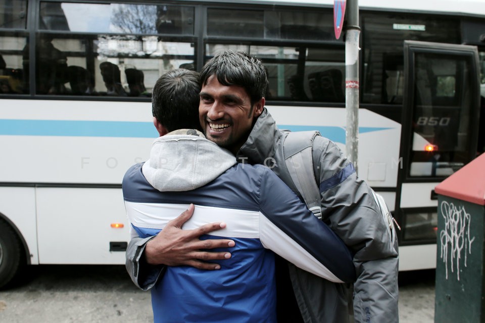 Immigrants in Omonia square / Απελευθέρωση μεταναστών μετά το σφράγισμα της Αμυγδαλέζας